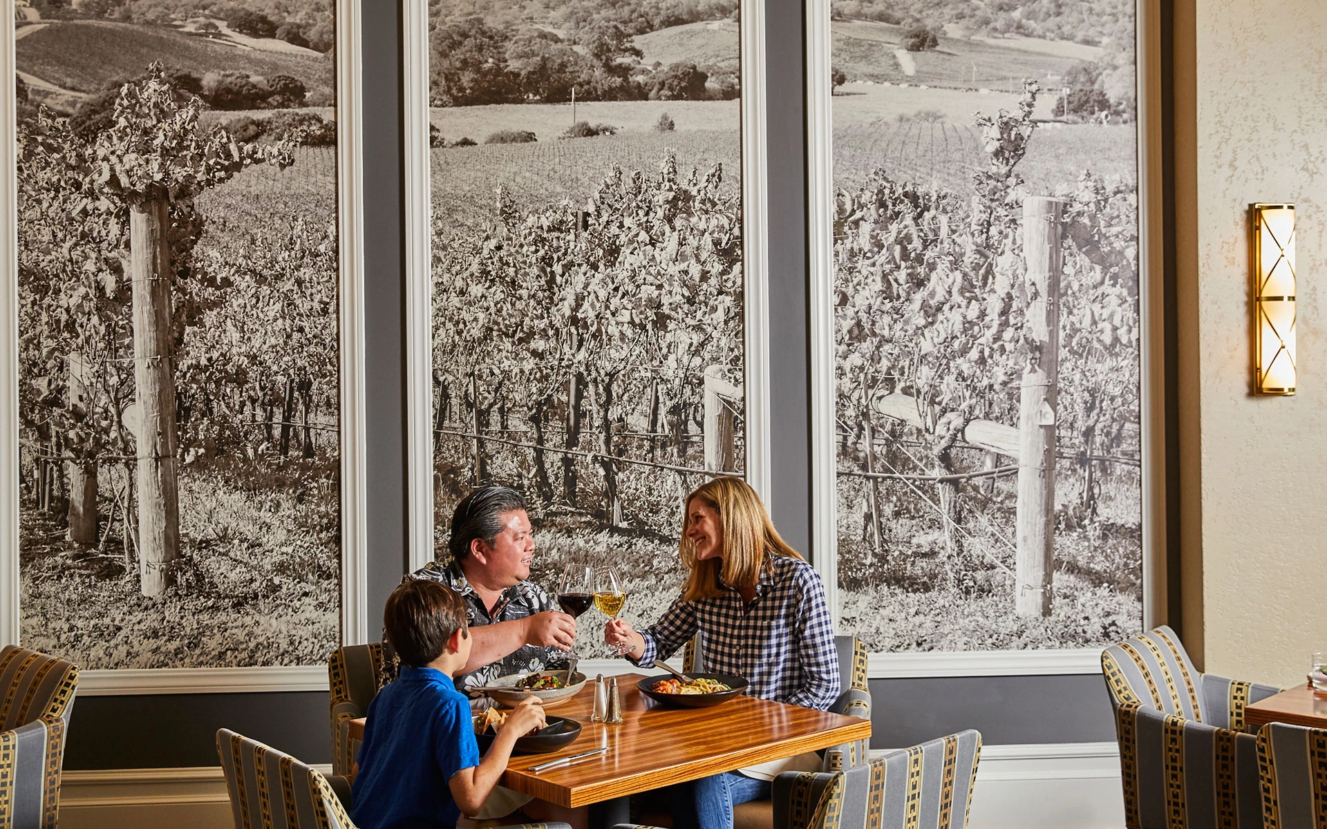 Santa Rosa Golf & Country Club - Family Dining in The Vines